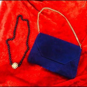 Purse and necklace whit the blu pearls